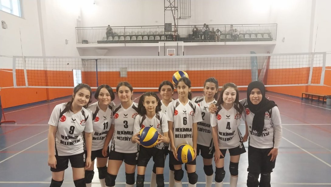 Sakarya Ortaokulu Kız Voleybol Takımı Yarı Finalde